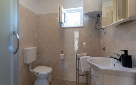 Romana: Badezimmer, Armatur, Bad Sink, Flooring, Interior Design, Wand, Sinken, Fussboden, Zapfhahn, Installation
