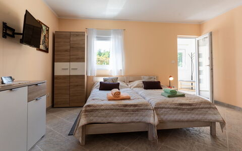 Romana: Möbel, Interior Design, Bett, Schlafzimmer, Holz, Fussboden, Flooring, Decke, Zimmer, Bettdecke