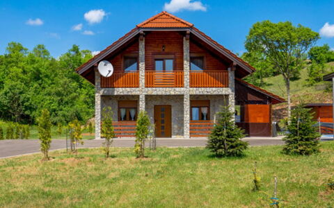 Plitvička Jezera: Gras, Haus, Hütte, Ländliches Gebiet, Zuhause, Tür, Bauernhaus, Rasen, Garten, Garten