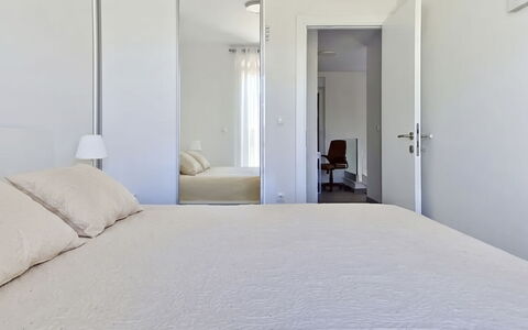 Lotta: Interior Design, Fussboden, Flooring, Bett, Wand, Möbel, Schlafzimmer, Holz, Decke, Zimmer