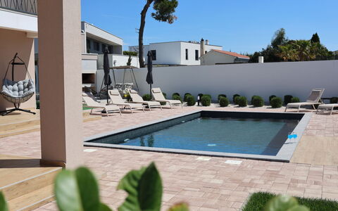 Amara: Schwimmbad, Gartenmöbel, Urban Design, Verbundwerkstoff, Resort, Schatten, Stuhl, Beton, Sonnenliege, Estate