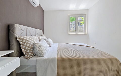 Aurora: Bett, Möbel, Interior Design, Bedding, Schlafzimmer, Bettdecke, Wand, Fussboden, Flooring, Linens