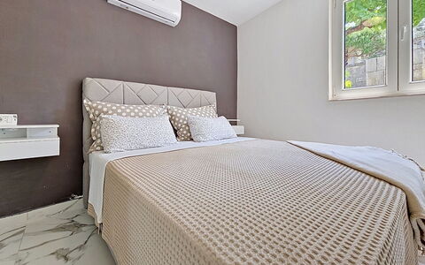 Aurora: Bett, Möbel, Interior Design, Schlafzimmer, Flooring, Fussboden, Bedding, Wand, Bettdecke, Holz