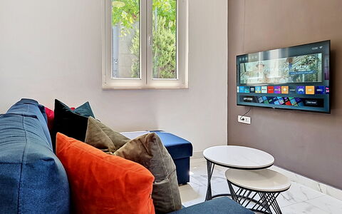 Aurora: Möbel, Interior Design, Elektronisches Gerät, Wand, Fernsehen, Couch, Fernsehgerät, Wohnzimmer, Flooring