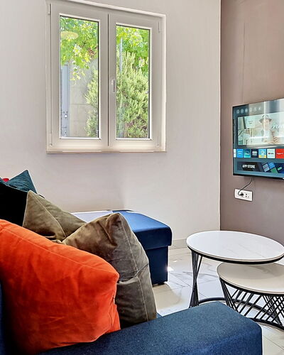 Aurora: Möbel, Interior Design, Elektronisches Gerät, Wand, Fernsehen, Couch, Fernsehgerät, Wohnzimmer, Flooring