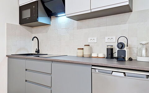 Kaštela 302: Küche, Küchengerät, Countertop, Cabinetry, Major Appliance, Haushaltsgerät, Interior Design, Flooring, Möbel, Herd
