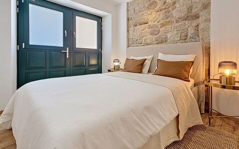 Kaštela 302: Bett, Möbel, Interior Design, Schlafzimmer, Flooring, Wand, Fussboden, Holz, Bedding, Decke