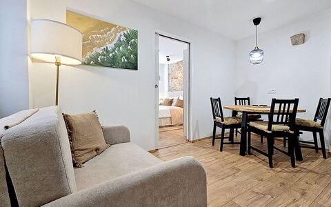 Kaštela 302: Möbel, Interior Design, Flooring, Couch, Fussboden, Holz, Decke, Zimmer, Wohnzimmer, Beleuchtung