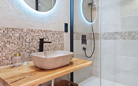 Kaštela 302: Badezimmer, Interior Design, Armatur, Bad Sink, Flooring, Wand, Spiegel, Sinken, Fussboden, Zapfhahn