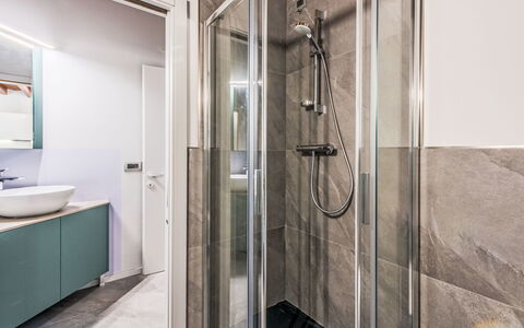 Silvia: Flooring, Fussboden, Interior Design, Armatur, Badezimmer, Decke, Installation, Zapfhahn, Fliese, Zimmer