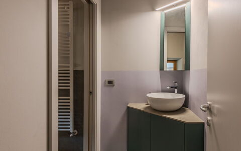 Silvia: Wand, Interior Design, Flooring, Fussboden, Armatur, Bad Sink, Beleuchtung, Sinken, Decke, Badezimmer