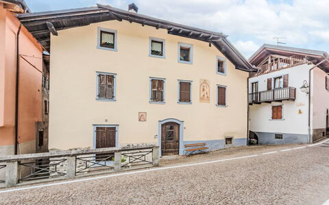 Silvia: Fenster, Fassade, Die Architektur, Tür, Haus, Zuhause, Menschliche Siedlung, Balkon, Farbe, Gips