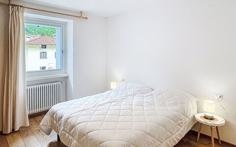 La Casa di Bruna: Bett, Interior Design, Schlafzimmer, Wand, Flooring, Bettdecke, Fussboden, Holz, Bedding, Decke