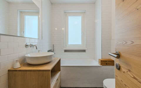 La Casa di Bruna: Badezimmer, Bad Sink, Wand, Armatur, Flooring, Interior Design, Spiegel, Holz, Fussboden, Sinken