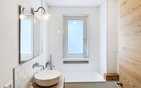 La Casa di Bruna: Wand, Flooring, Interior Design, Holz, Badezimmer, Armatur, Fussboden, Spiegel, Beleuchtung, Decke