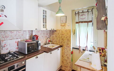 La Casa Azzurra: Küche, Major Appliance, Küchengerät, Interior Design, Holz, Flooring, Countertop, Cabinetry, Herd, Zimmer