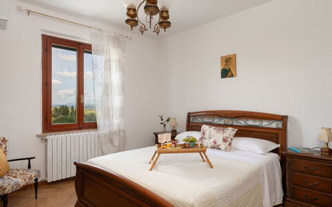 Dimora Fiorita: Bett, Möbel, Schlafzimmer, Interior Design, Bedding, Bettdecke, Holz, Flooring, Fussboden, Zimmer