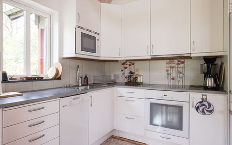 Lövekulle: Küche, Countertop, Küchengerät, Cabinetry, Flooring, Interior Design, Holz, Major Appliance, Spüle, Fussboden