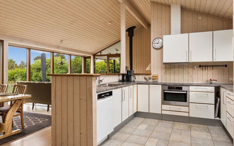 Stasia - 50M from the Sea: Küche, Interior Design, Möbel, Flooring, Holz, Fussboden, Countertop, Decke, Cabinetry, Holzboden