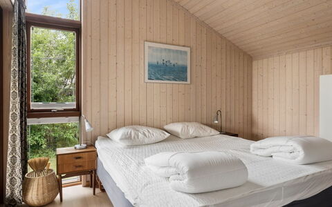 Stasia - 50M from the Sea: Bett, Schlafzimmer, Interior Design, Fussboden, Holz, Möbel, Flooring, Decke, Bettdecke, Bedding