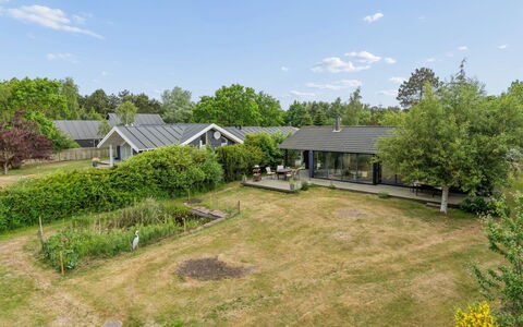Stasia - 50M from the Sea: Haus, Dach, Strauch, Zuhause, Wohngebiet, Grundstueck, Hütte, Garten, Ground