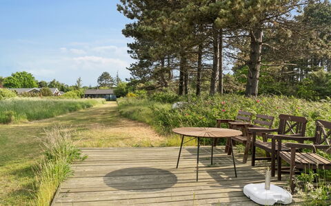 Stasia - 50M from the Sea: Strauch, Grundstueck, Pflanzengemeinschaft, Möbel, Garten, Ground, Gartenmöbel, Tisch Im Freien, Hinterhof