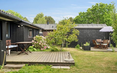 Stasia - 50M from the Sea: Strauch, Haus, Dach, Zuhause, Garten, Hütte, Grundstueck, Ground, Hinterhof
