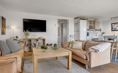Gorica - 200M to the Fjord: Möbel, Interior Design, Couch, Flooring, Fussboden, Holz, Wohnzimmer, Decke, Zimmer, Tabelle