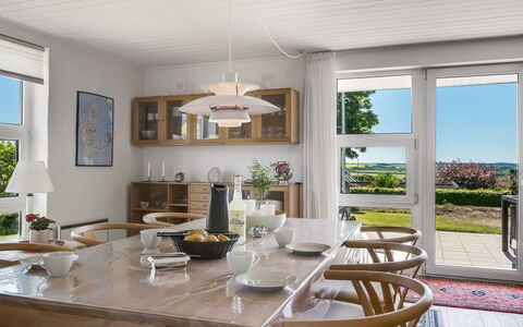 Gorica - 200M to the Fjord: Möbel, Interior Design, Stuhl, Flooring, Holz, Tabelle, Light Fixture, Esszimmer, Decke, Küche & Esszimmer Tisch