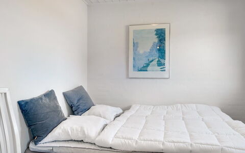 Gorica - 200M to the Fjord: Schlafzimmer, Bettdecke, Bett, Möbel, Linens, Bedding, Interior Design, Fussboden, Flooring, Zimmer