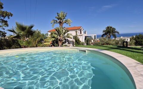 Oasis Villa Sanremo: Blau, Schwimmbad, Resort, Eco Hotel, Freizeit, Schatten, Gartenmöbel, Landscaping, Hotel