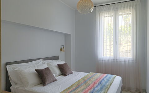 Oasis Villa Sanremo: Interior Design, Möbel, Wand, Bett, Fussboden, Schlafzimmer, Flooring, Holz, Zimmer, Decke