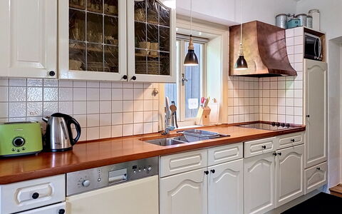 Jizera Cottage: Küche, Countertop, Cabinetry, Interior Design, Spüle, Flooring, Küchengerät, Armatur, Sinken, Zapfhahn