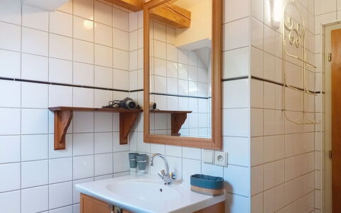 Jizera Cottage: Bad Sink, Wand, Armatur, Sinken, Interior Design, Flooring, Holz, Zapfhahn, Fussboden, Badezimmer