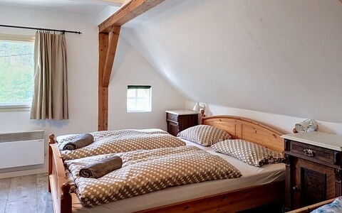 Jizera Cottage: Bett, Schlafzimmer, Möbel, Holz, Bettdecke, Interior Design, Bedding, Decke, Bettrahmen, Fussboden