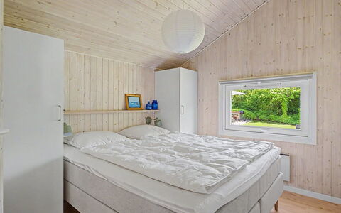 Ronna - 160M from the Sea: Holz, Schlafzimmer, Decke, Interior Design, Zuhause, Bett, Bedding, Zimmer, Bettdecke, Bettrahmen