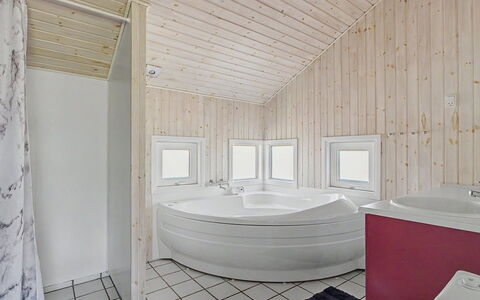 Ronna - 160M from the Sea: Flooring, Fussboden, Holz, Decke, Interior Design, Armatur, Badewanne, Zimmer, Badezimmer, Zuhause