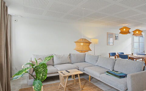 Swarthofthi - 90M from the Sea: Möbel, Holz, Interior Design, Flooring, Fussboden, Decke, Light Fixture, Beleuchtung, Wohnzimmer