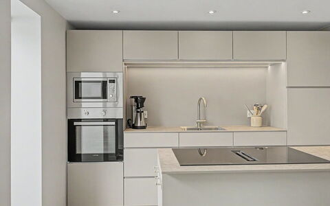 Swarthofthi - 90M from the Sea: Küche, Küchengerät, Countertop, Interior Design, Cabinetry, Flooring, Möbel, Wand, Fussboden, Holz