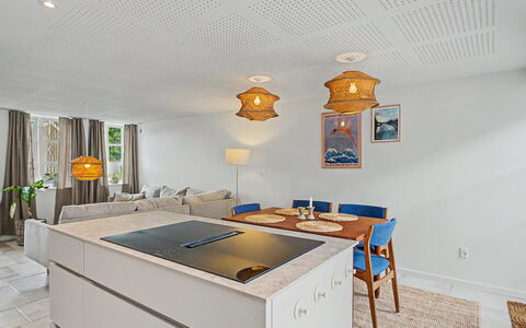 Swarthofthi - 90M from the Sea: Flooring, Interior Design, Holz, Decke, Möbel, Fussboden, Light Fixture, Countertop, Küche, Cabinetry