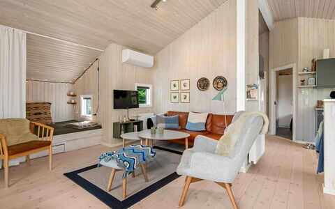 Rise - 600M from the Sea: Holz, Flooring, Fussboden, Interior Design, Zuhause, Decke, Möbel, Zimmer, Wohnzimmer, Hartholz