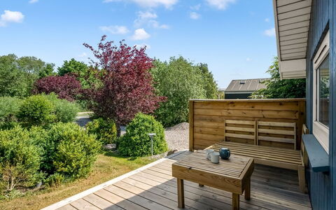 Rise - 600M from the Sea: Holz, Strauch, Garten, Gartenmöbel, Grundstueck, Hartholz, Deck, Planke, Holzbeize, Ground