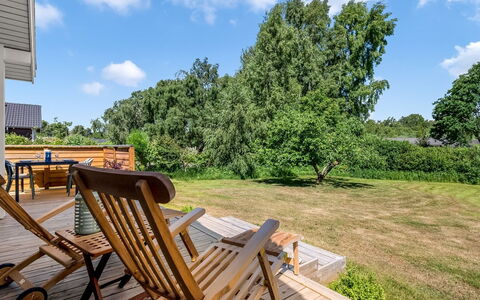 Rise - 600M from the Sea: Strauch, Grundstueck, Garten, Hütte, Hartholz, Schatten, Rasen, Landscaping, Wiese, Holzbeize