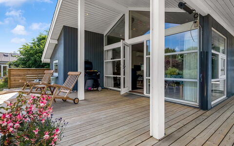 Rise - 600M from the Sea: Holz, Veranda, Tür, Zuhause, Haus, Dach, Abstellgleis, Verbundwerkstoff, Hartholz, Deck