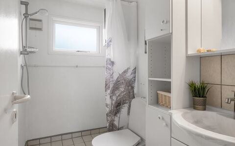 Arisa - from the Sea: Armatur, Wand, Flooring, Interior Design, Fussboden, Badezimmer, Toilette, Toilleten Sitz, Sinken, Decke