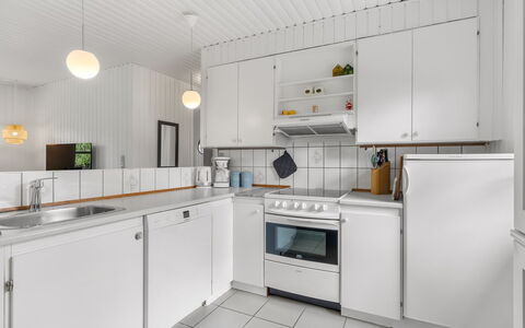 Arisa - from the Sea: Küche, Küchengerät, Major Appliance, Countertop, Flooring, Interior Design, Decke, Fussboden, Cabinetry, Spüle