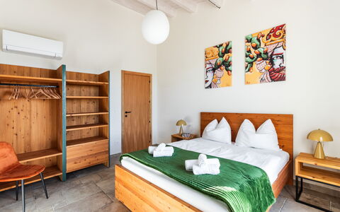 Villa Maddalena: Holz, Möbel, Flooring, Interior Design, Fussboden, Zimmer, Holzbeize, Schlafzimmer, Holzboden, Bett