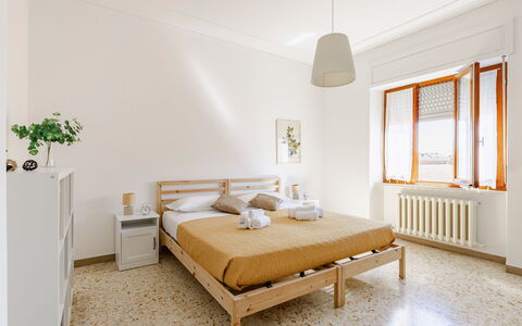 Casa Acquamarina: Möbel, Bett, Interior Design, Schlafzimmer, Wand, Flooring, Holz, Fussboden, Bedding, Bettdecke