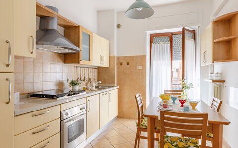 Casa Acquamarina: Küchengerät, Küche, Major Appliance, Möbel, Holz, Flooring, Interior Design, Countertop, Fussboden, Cabinetry