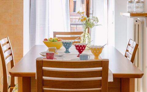 Casa Acquamarina: Möbel, Tabelle, Esszimmer, Holz, Geschirr, Interior Design, Stuhl, Flooring, Küche & Esszimmer Tisch, Braun